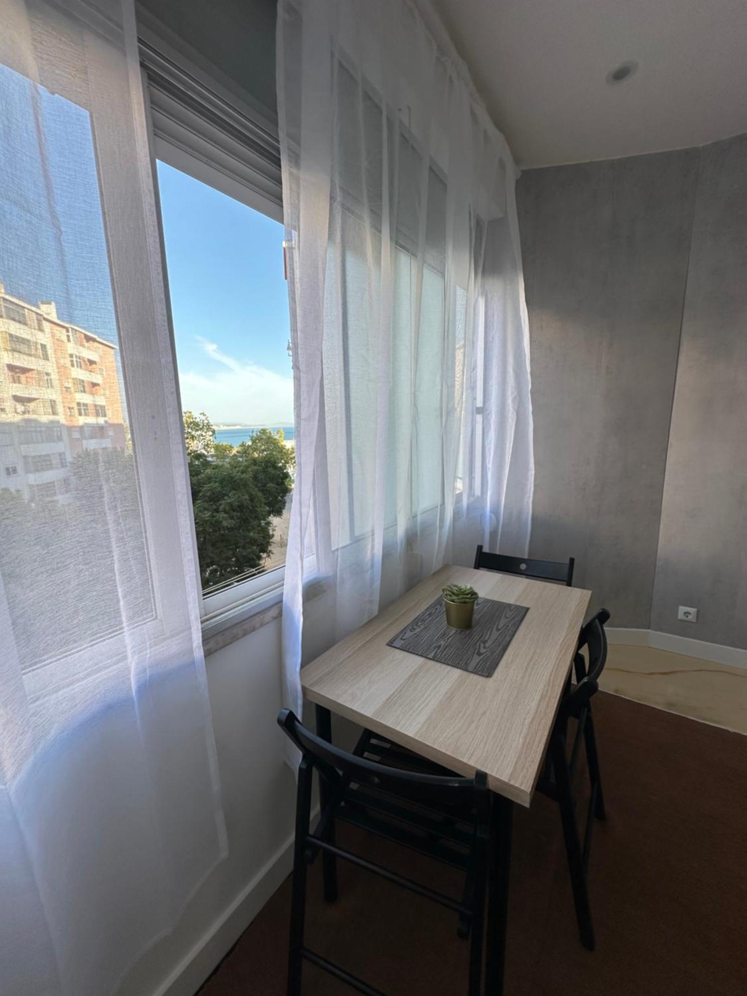 Sea View Apartment & 4 Minutes Walk To The Beach Paco de Arcos Exterior photo